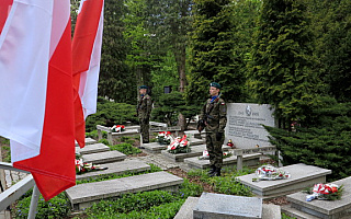 Żołnierze pamiętają o grobach walczących o wolność